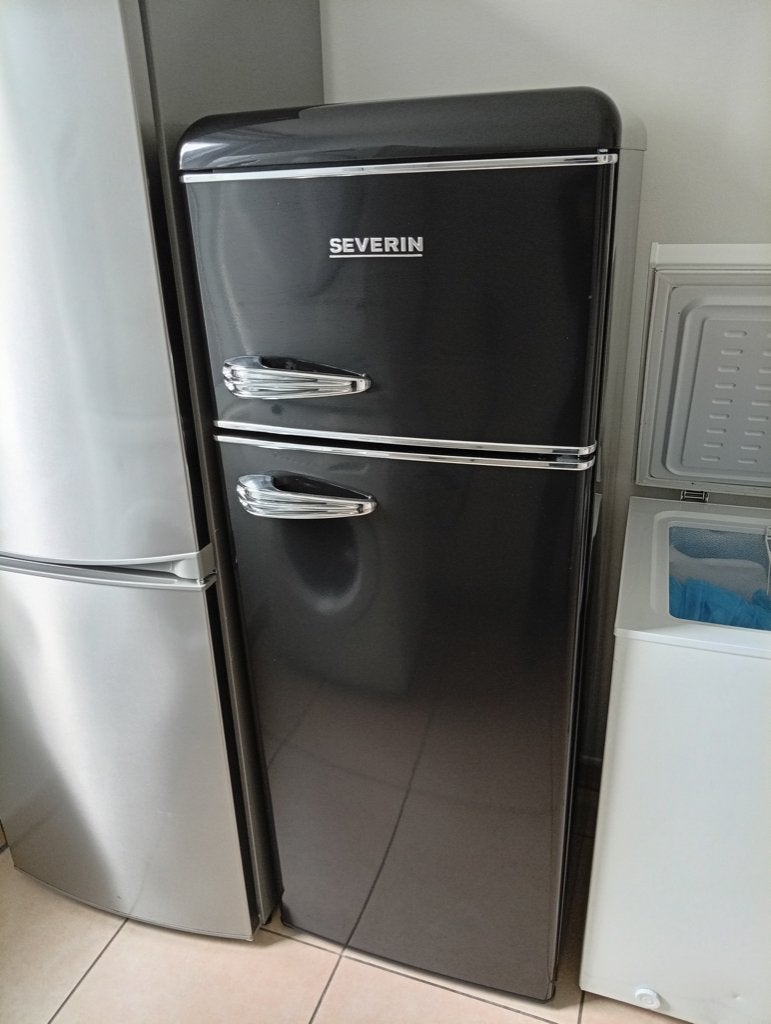 Moderne zwarte koel-vriescombinatie, Elektronische apparatuur, Ophalen, Zo goed als nieuw, Met vriesvak