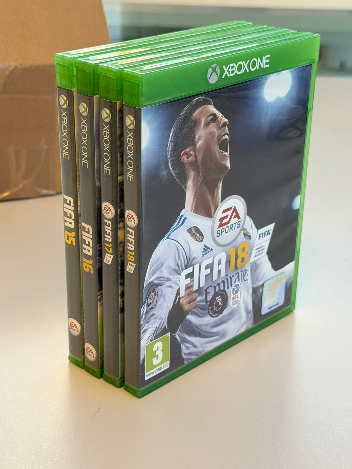 4x FIFA 15 16 17 18 Xbox One Voetbal Games Set 4 spelletjes, Games en Spelcomputers, Ophalen of Verzenden, Zo goed als nieuw, Sport
