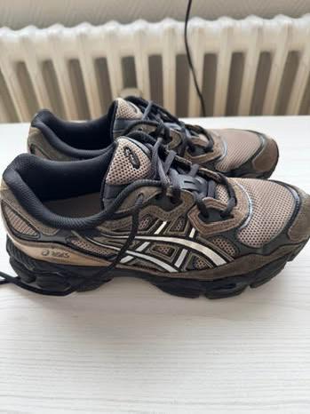 ASICS GEL-NYC Noir / Marron - Bon état- T40,5, Sports & Fitness, Course, Jogging & Athlétisme, Enlèvement, Utilisé, Chaussures de course à pied