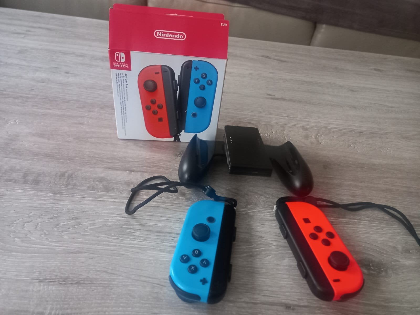 Joy Con Nintendo Switch Rouge/Bleu + grip +++++, Consoles de jeu & Jeux vidéo, Enlèvement ou Envoi, Comme neuf, Switch