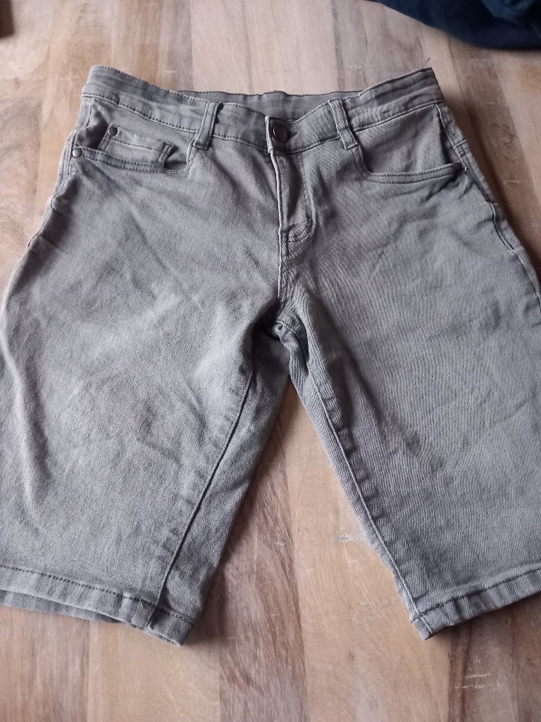 Een grijzen jeans short, Kinderen en Baby's, Kinderkleding | Maat 170, Gebruikt, Jongen of Meisje, Besties JBC, Ophalen