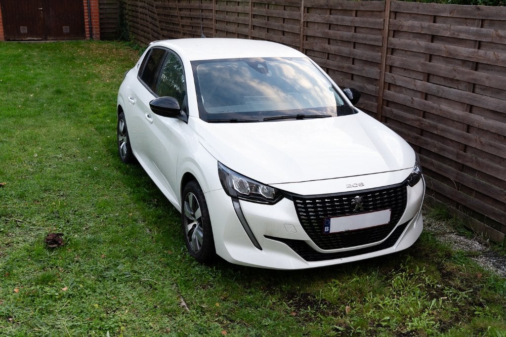 Peugeot 208 Road Trip 2022 Benzine automaat EAT8, Autos, Achat, Euro 6, Alcantara, Noir