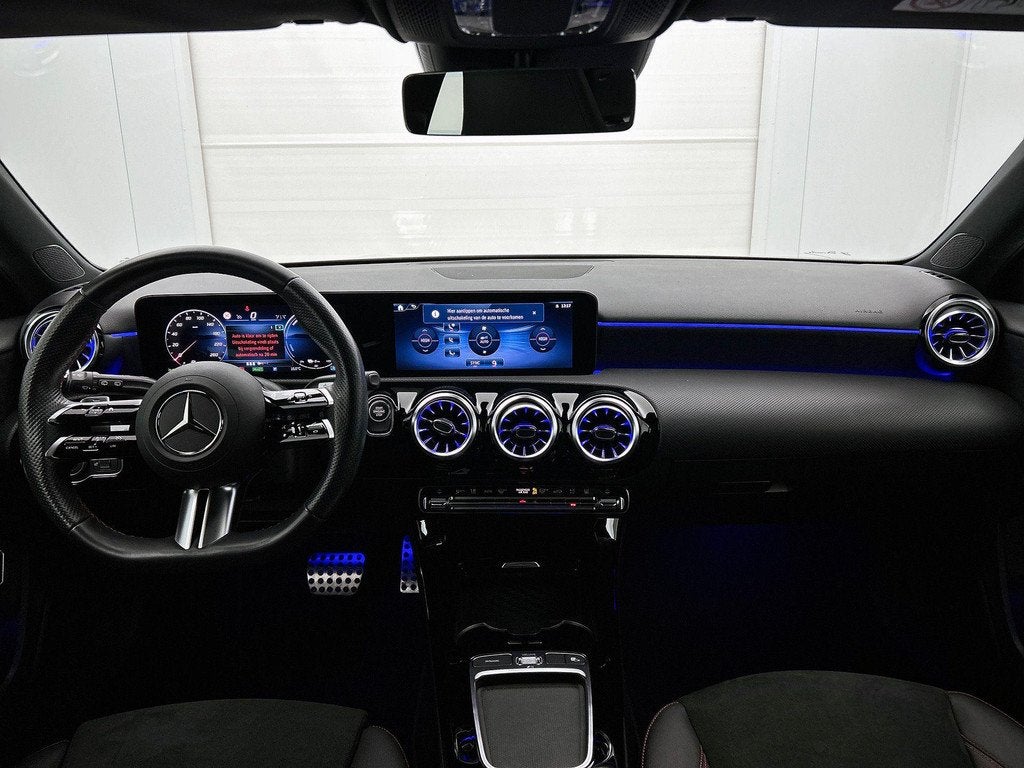 Mercedes-Benz A-Klasse 250 e Hatchback AMG Line Verwarmde Ze, Auto's, Stof, Gebruikt, https://public.car-pass.be/vhr/81834a26-9cf1-4596-90e6-1acf7f1a84c9