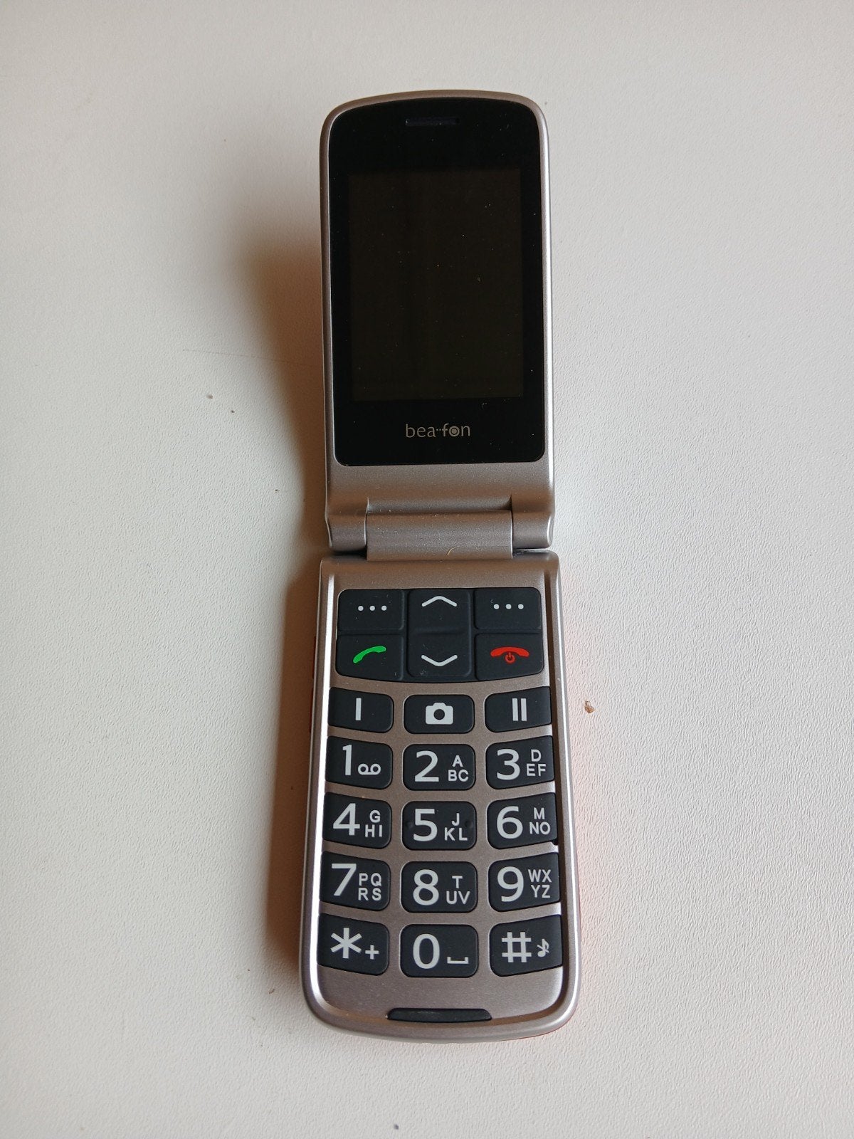 Téléphone portable à gros boutons avec station de recharge., Enlèvement ou Envoi, Comme neuf