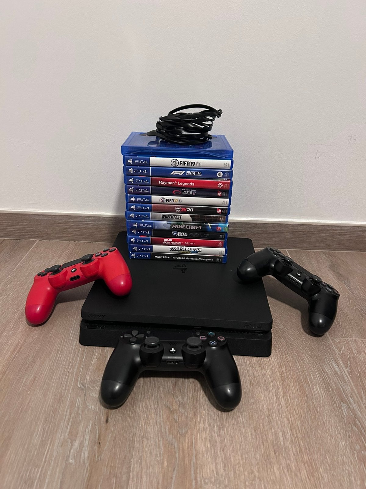 Ps4 met 3 controllers en 10 spellen, Ophalen, Zo goed als nieuw