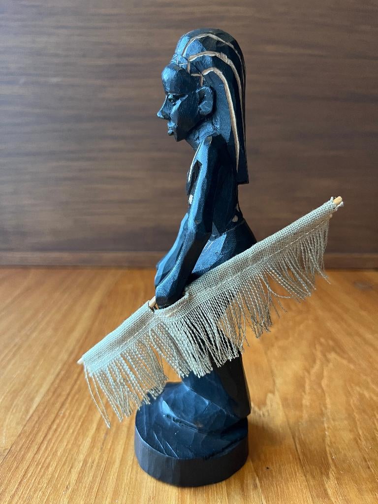 Figurine africaine vintage avec tissu décoratif, Antiquités & Art, Art | Art non-occidental, Enlèvement ou Envoi