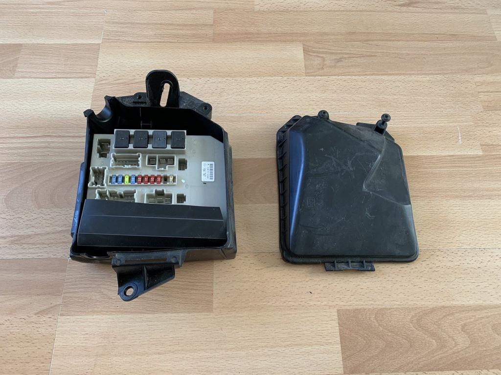 zekeringkast renault clio 3 / modus 8200194747 motorruimte, Renault, -, Utilisé, -