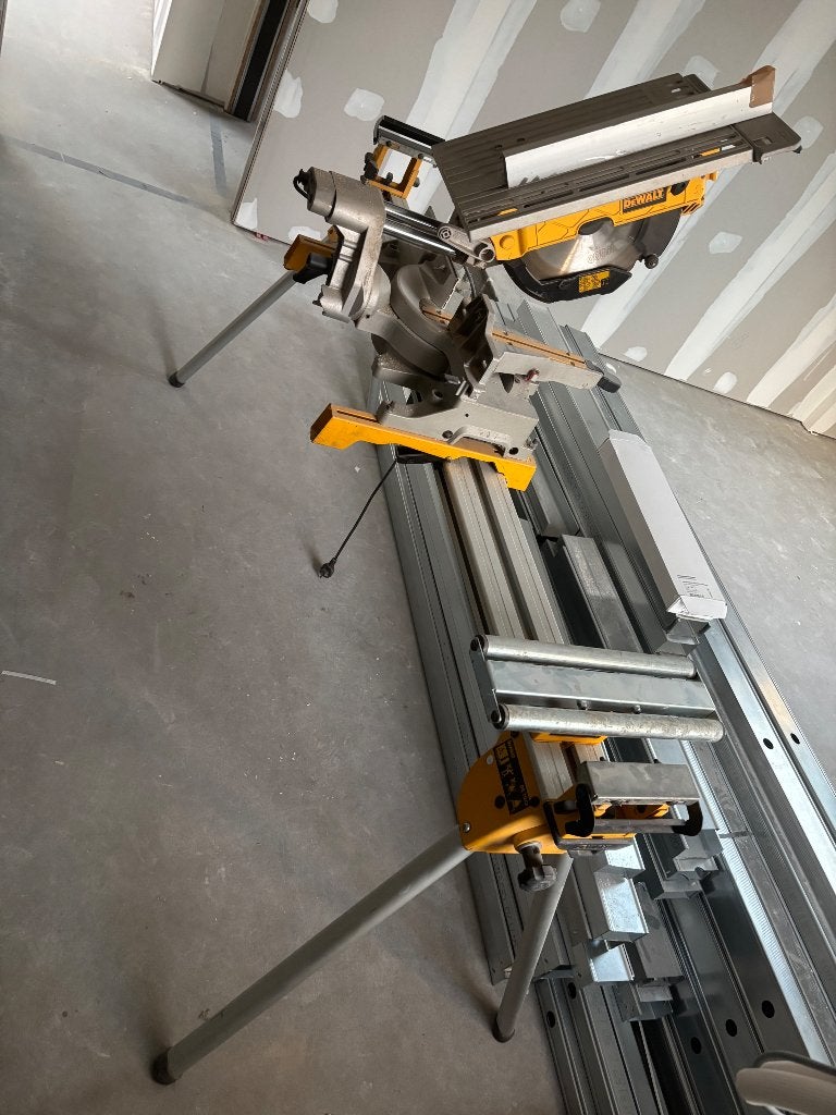 Scie courte/circulaire DeWalt avec châssis extensible, Bricolage & Construction, Outillage | Scies mécaniques, Enlèvement, Utilisé