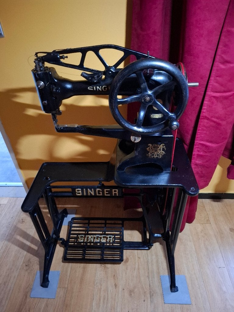 LEDER NAAIMACHINE, Enlèvement