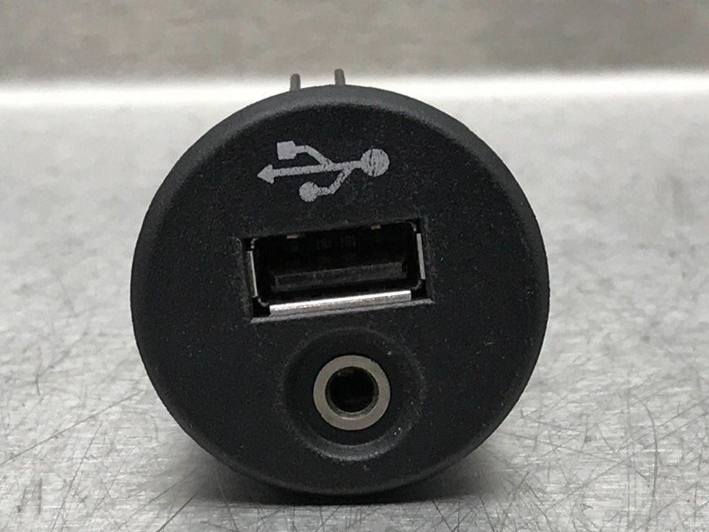 PORT AUX/USB Nissan Juke (F15) (01-2010/12-2019), Autos : Pièces & Accessoires, Germany@nissan-services.eu, Kronenweg 38
50389  Wesseling, DE