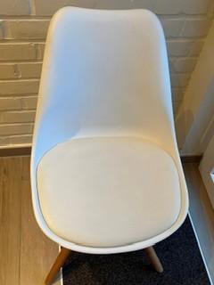 Chaises à vendre en bon état, Moderne witte stoel met houten poten, Enlèvement, Blanc, Cinq, Six Chaises ou plus