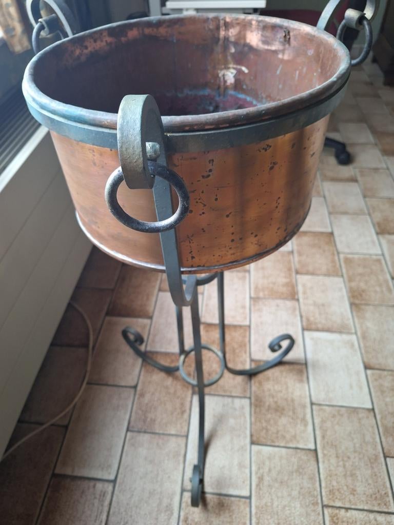 Pot en cuivre fait main avec base en fer forgé, Enlèvement
