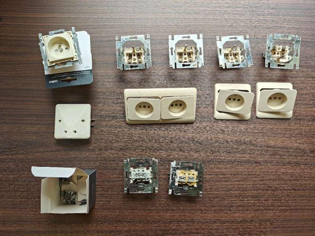 prises électriques et interrupteurs Niko (ancien modèle), Bricolage & Construction, Électricité & Câbles, Utilisé, Prise de courant