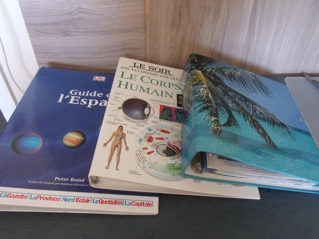 3 classeurs géographie, corps humain, espace, Enlèvement, Comme neuf, Catalogue