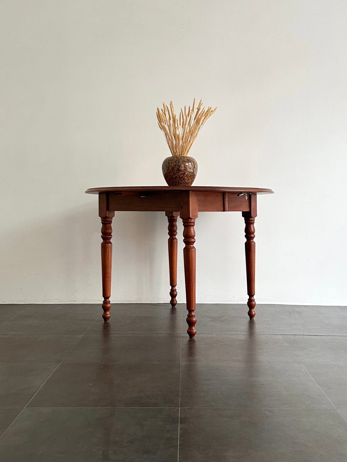 Table ronde extensible en pin teinté brun acajou, Enlèvement