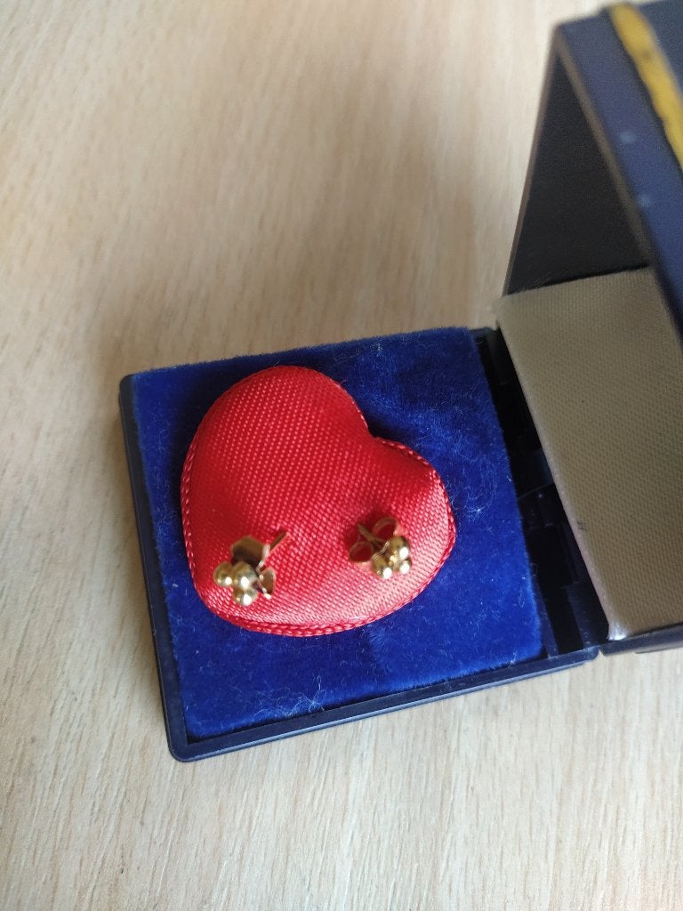 gouden oorbellen 18 karaat, Geel, Ophalen of Verzenden, Zo goed als nieuw, Knopjes of Stekers