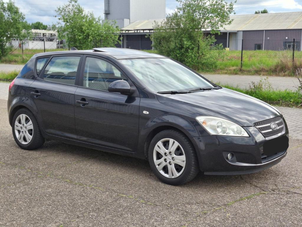Kia Ceed 1.6i met zeer veel opties, en is reeds gekeurd VVK, Voorwielaandrijving, 4 cilinders, 1600 cc, Leder en Stof