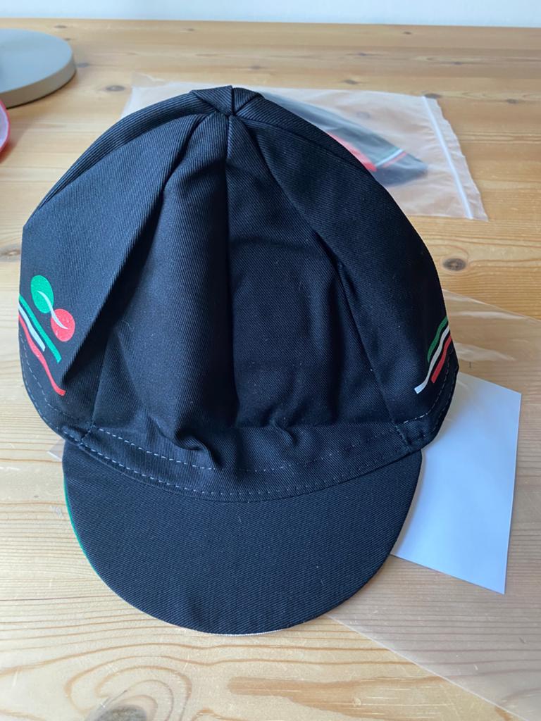 2 zwarte wielerpetjes met Italiaanse vlag, Ophalen, Nieuw, Overige typen