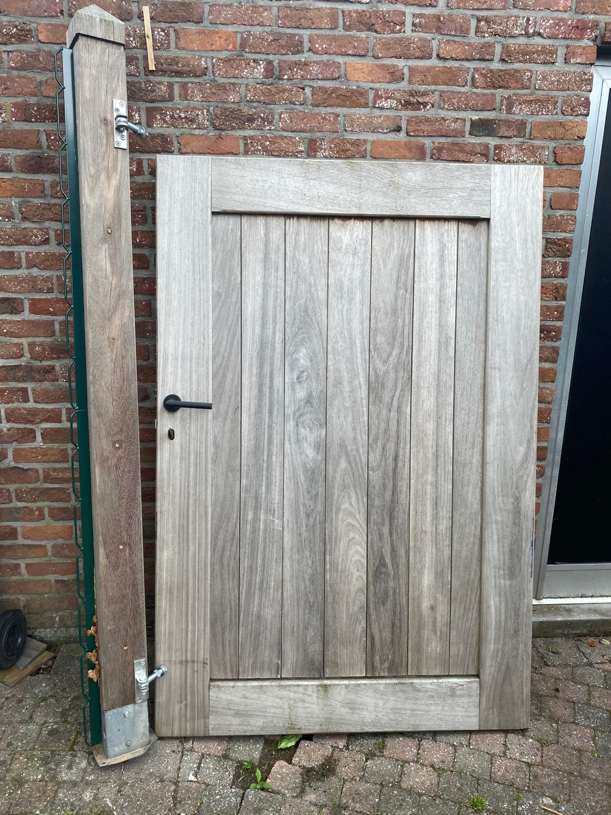 2 portes en bois + 3 poteaux, Enlèvement, Comme neuf
