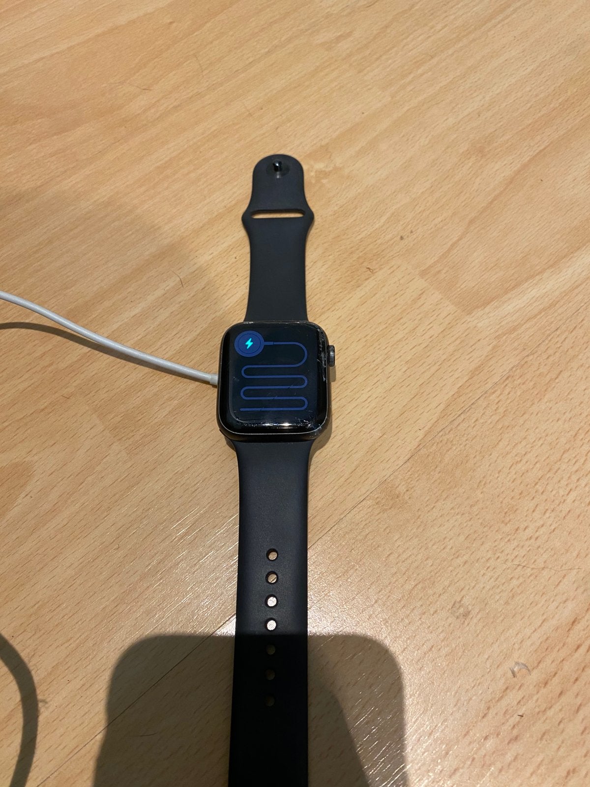 Apple Watch SE 44mm – scherm gebarsten, werkt nog, Enlèvement, GPS, Comme neuf, Noir
