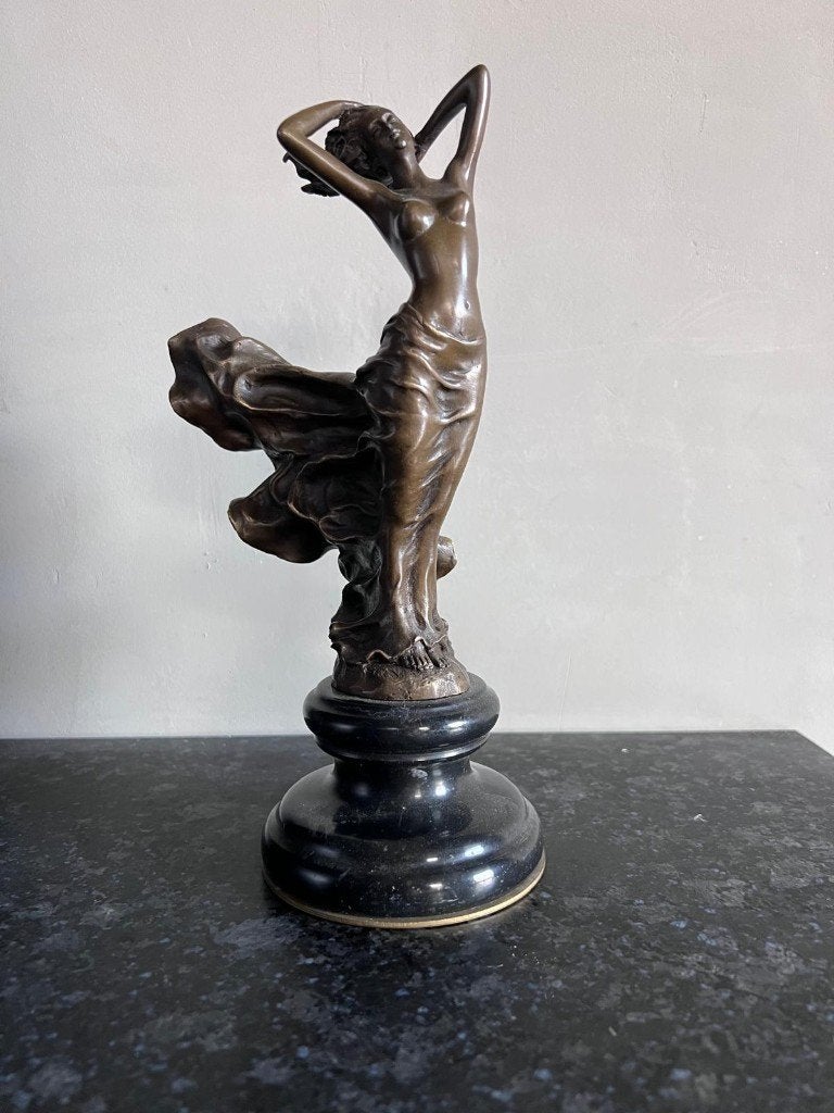 bronzen vrouw beeld op marmel sokkel, Antiek en Kunst, Verzenden, Brons