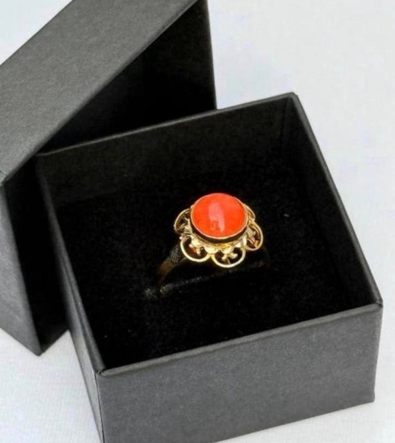 Prachtige 18 karaat gouden vintage ring met bloedkoraal!, 18 tot 19, Ophalen of Verzenden, Dame, Goud