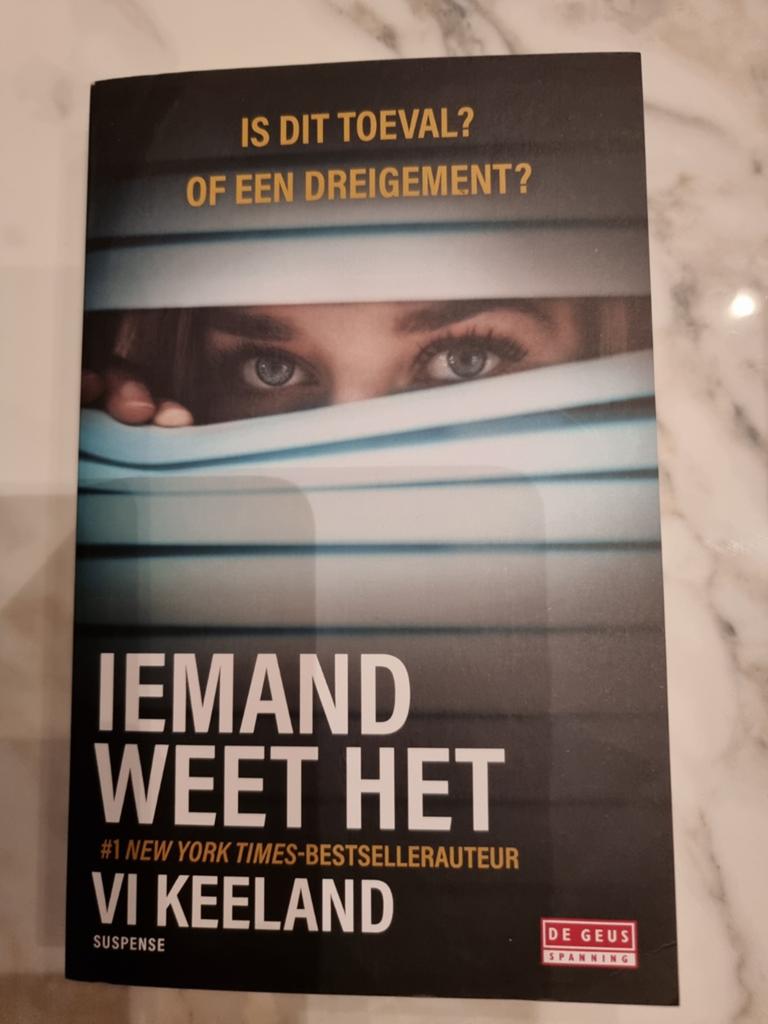 Vi Keeland - Iemand weet het, Boeken, Thrillers, Ophalen of Verzenden, Nieuw, Vi Keeland