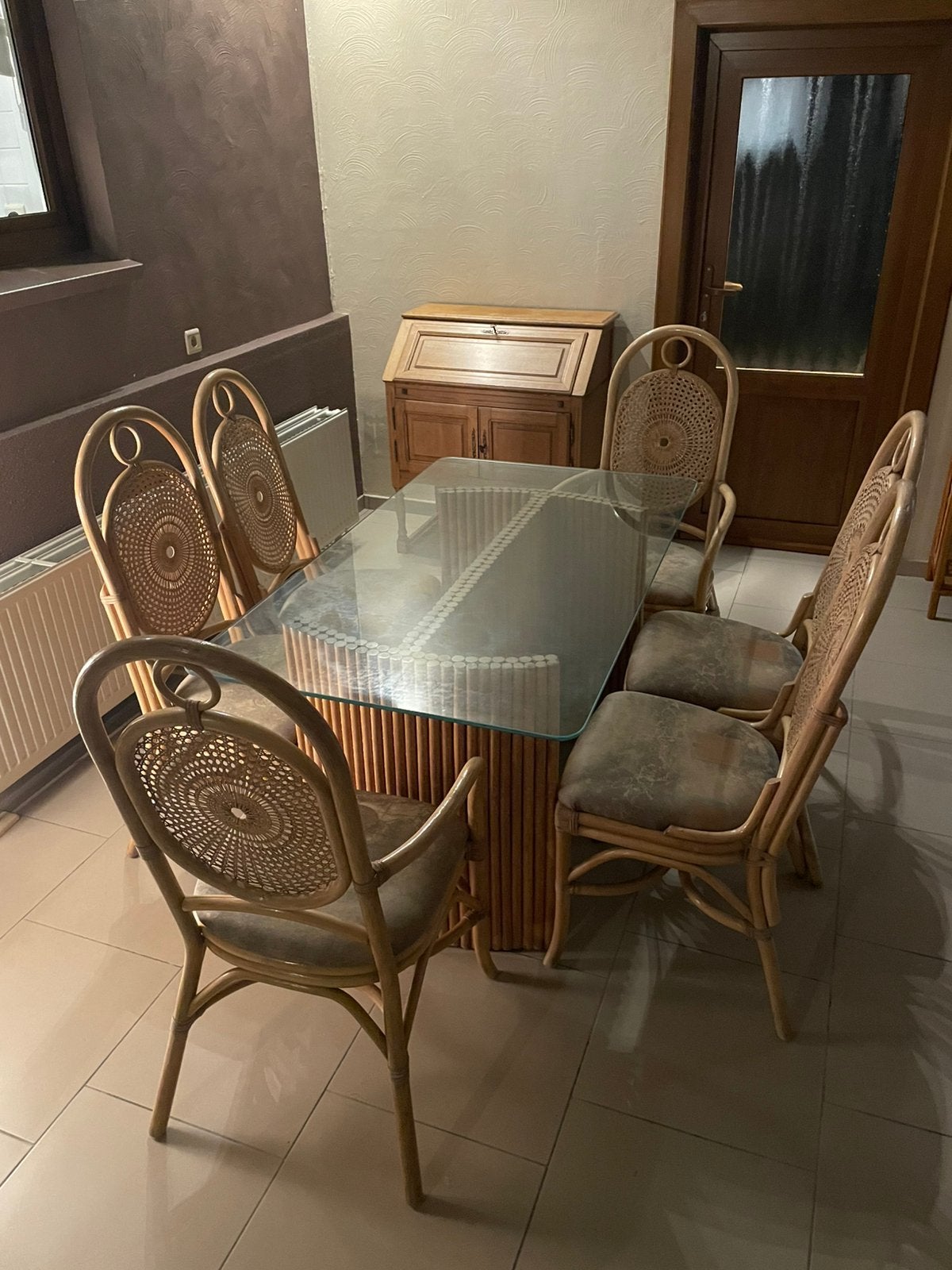 houten tafel met 6 rieten stoelen + 2 kasten, Huis en Inrichting, Ophalen, Gebruikt