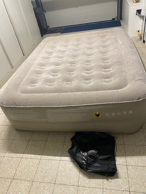 Luchtbed Coleman Raised Quickbed Queen, Caravans en Kamperen, Luchtbedden, Ophalen, Zo goed als nieuw, 2-persoons