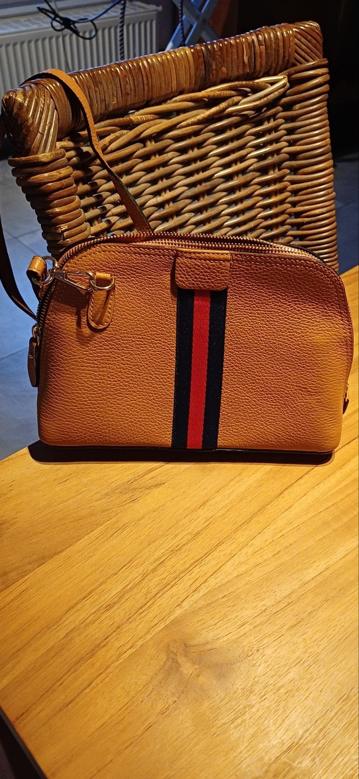 lederen schoudertas met lange riem Tommy Hilfiger, Ophalen
