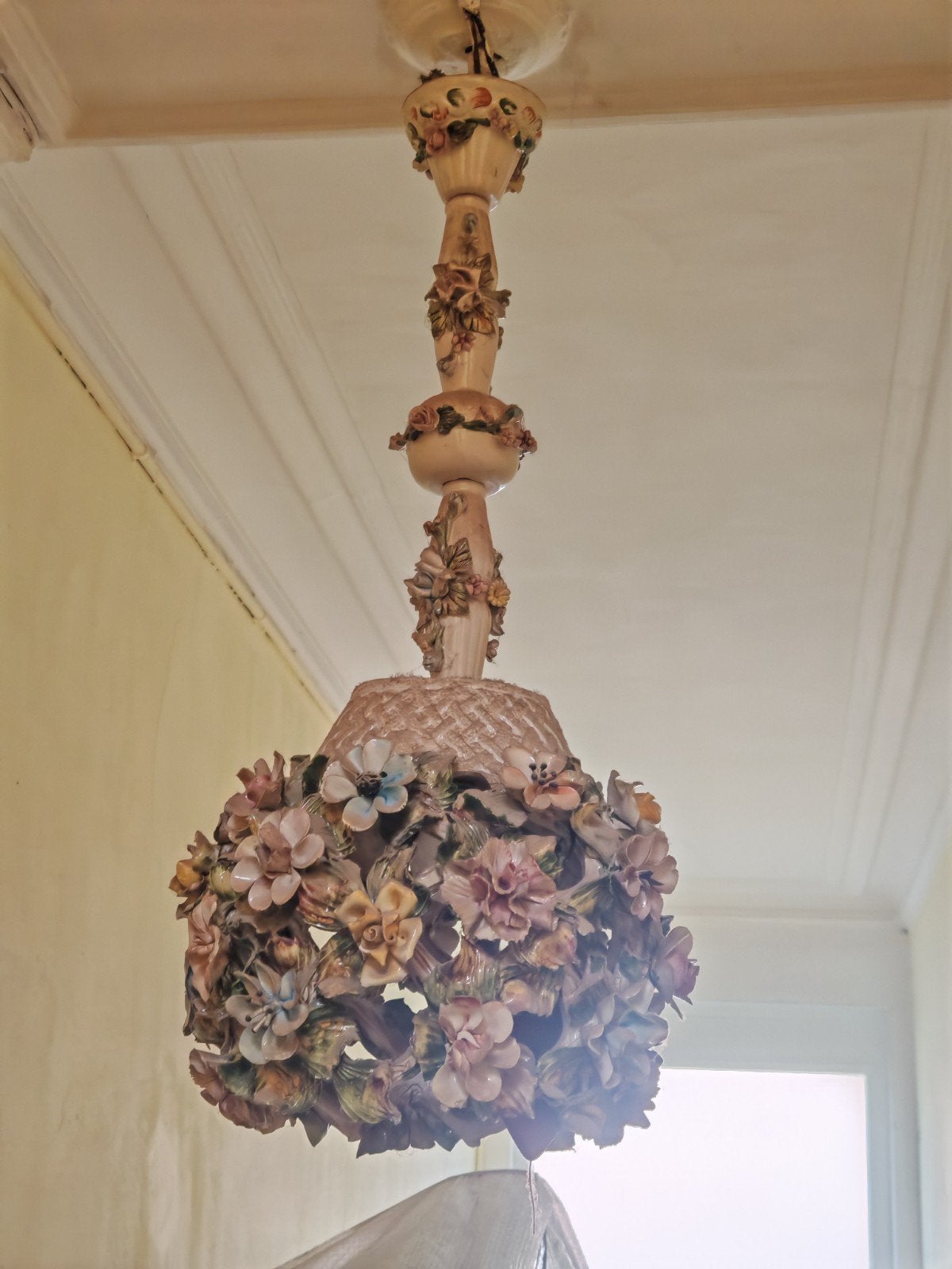 Lustre ancien en céramique et fleurs (Style Capodimonte), Antiquités & Art, Antiquités | Éclairage, Enlèvement