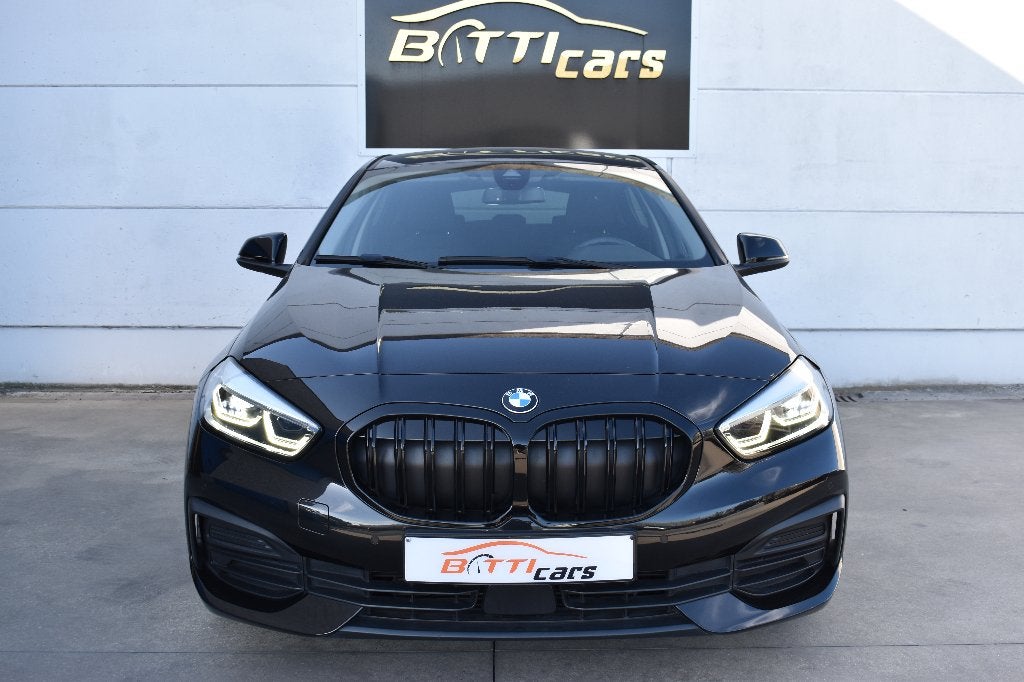 BMW 116d || Shadow look || DAB || Camera || LED, Auto's, Voorwielaandrijving, Zwart, https://public.car-pass.be/vhr/28efa3f5-2452-43e2-968e-421a78eec44b