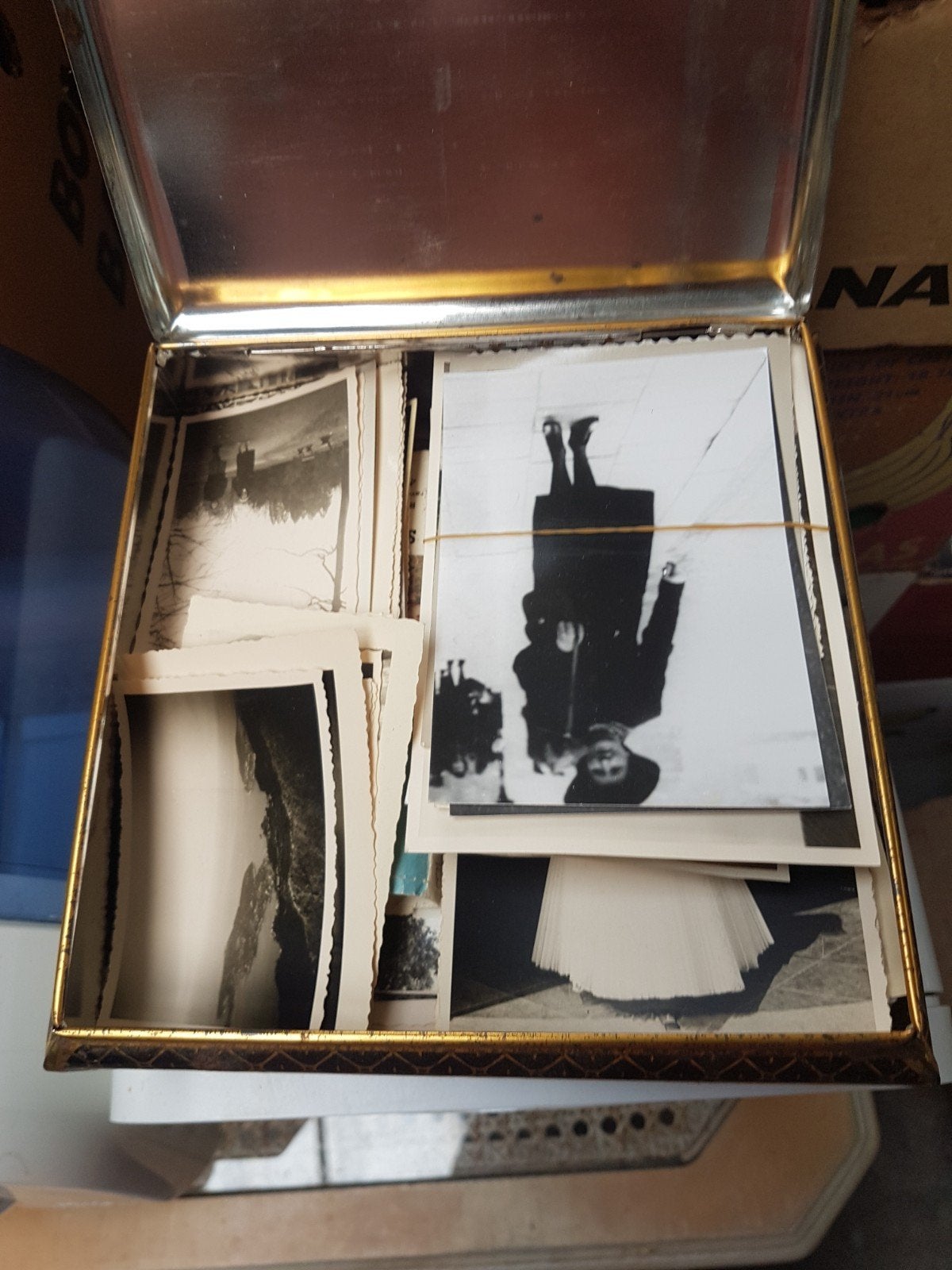 vieilles photos dans une boîte, Enlèvement, Photo