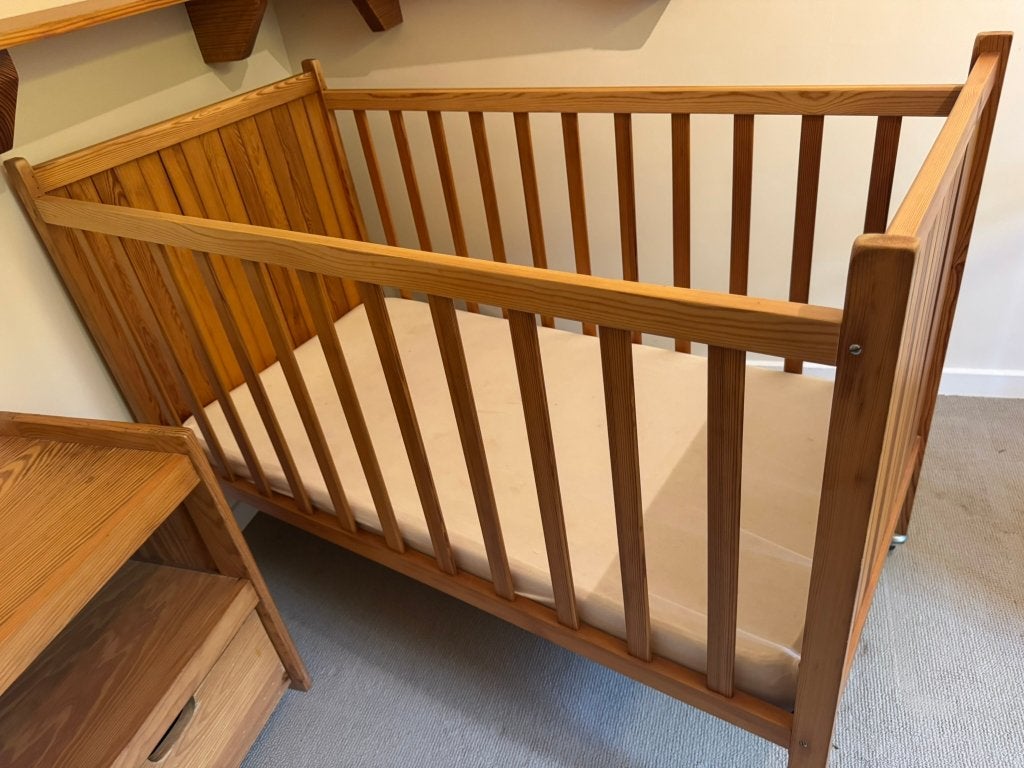 Lit bébé solide sur roulettes sur mesure (avec matelas), Enfants & Bébés, Berceaux & Lits, Enlèvement, Comme neuf, Lit