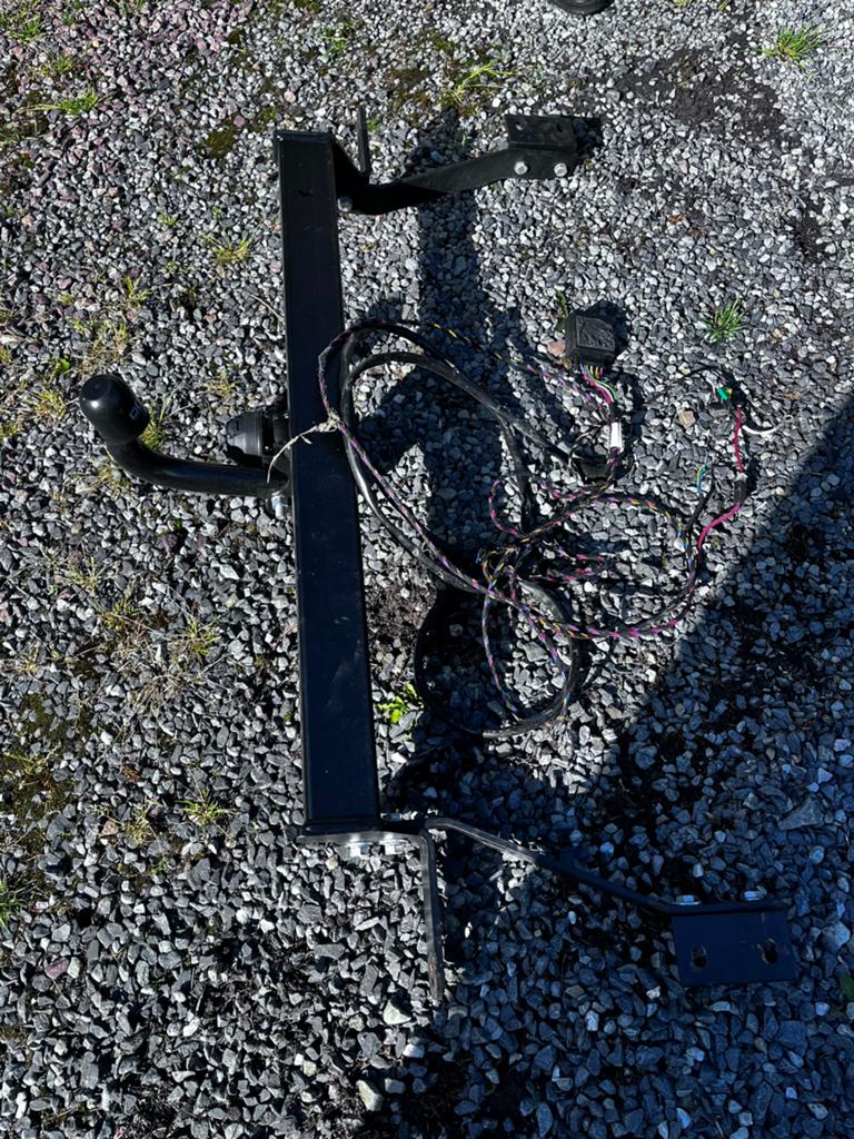 Attache de remorque neuve  ( montée 1 semaine servi 1 fois), Enlèvement