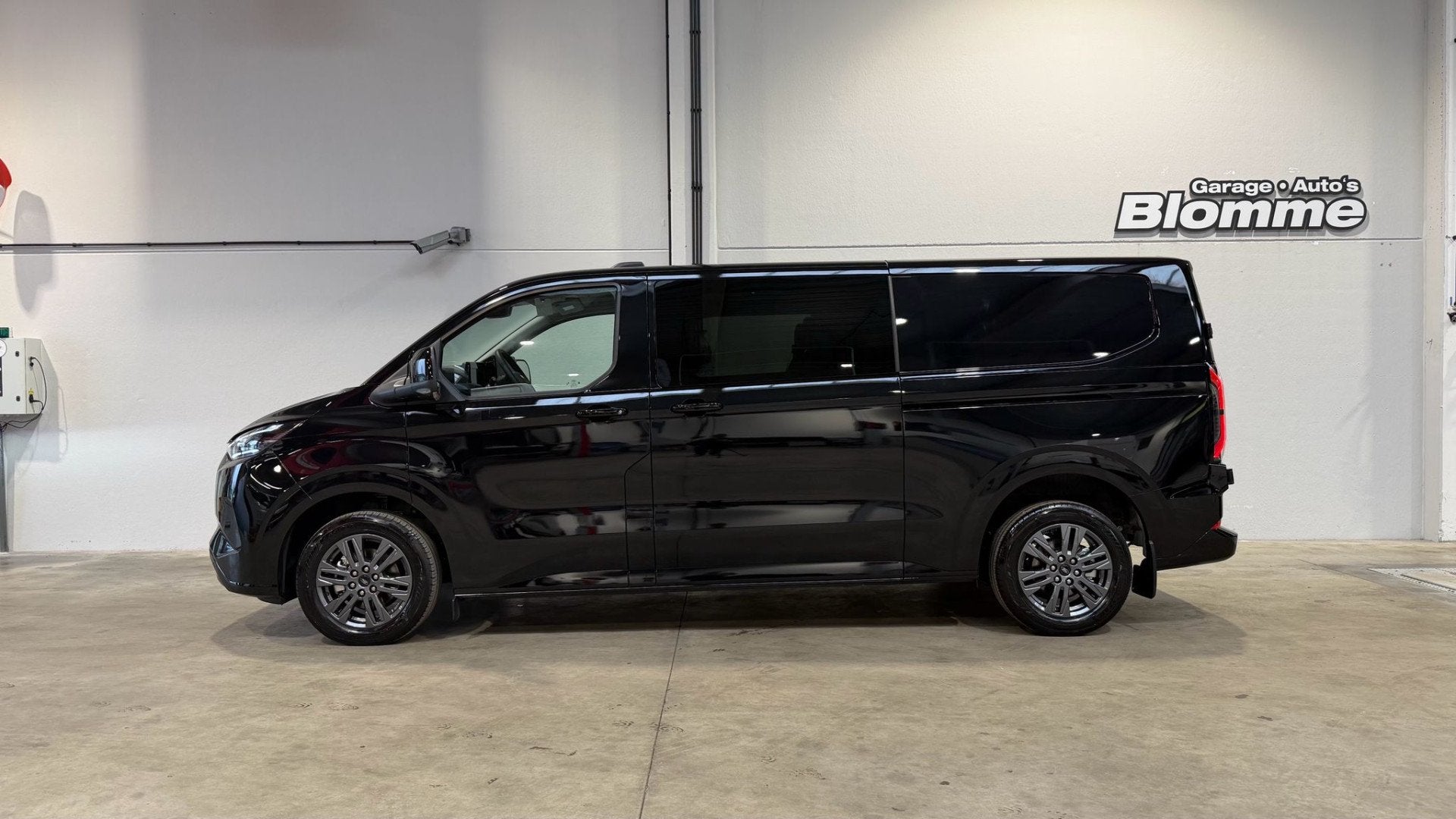 Ford Transit Custom 320 2.0 TDCI L2H1 Limited DC NIEUW ! 6-z, Auto's, Stof, Gebruikt, Zwart, 4 cilinders