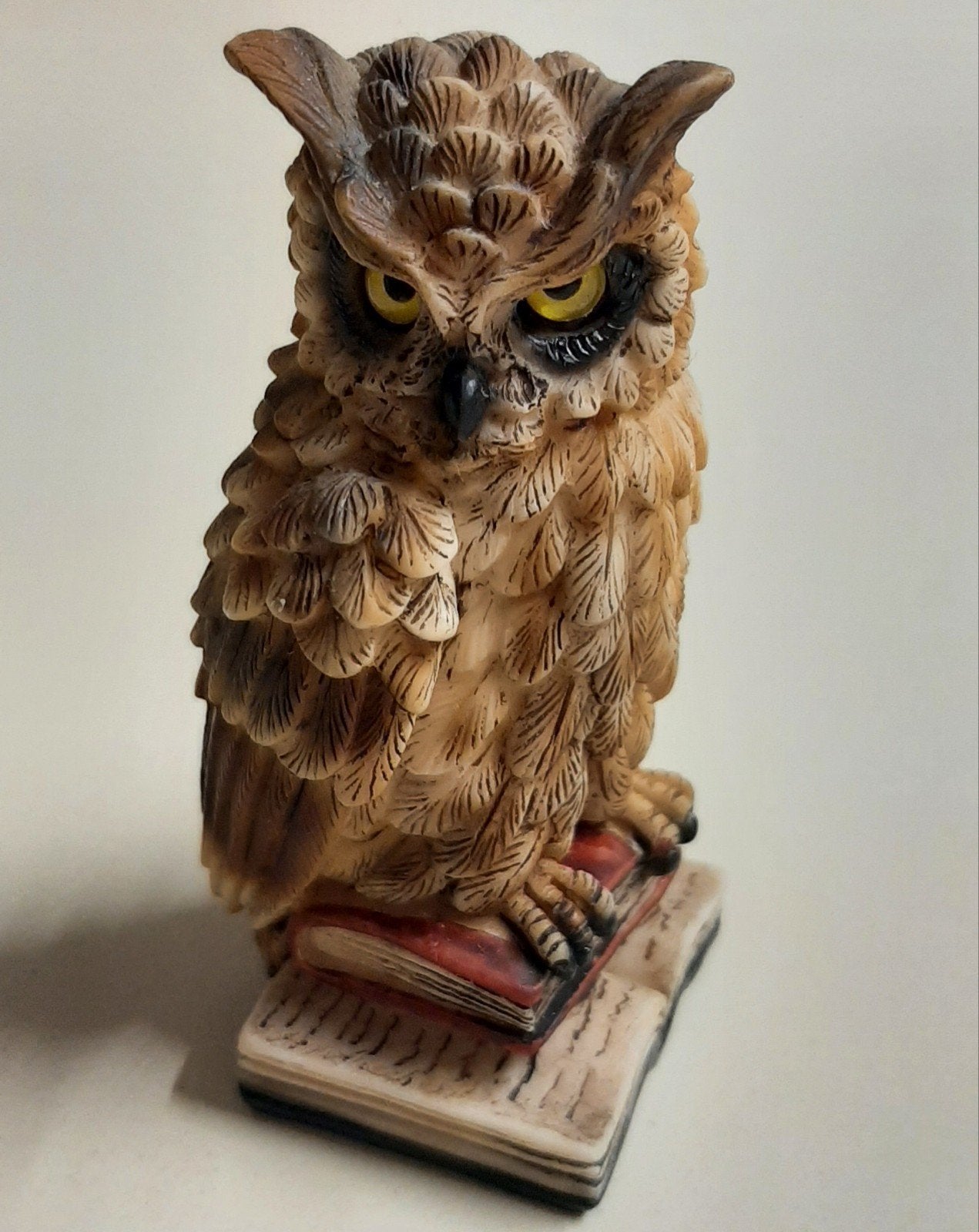 Mooi gedetailleerd beeldje uil op boeken 9 cm, Verzamelen, Beelden en Beeldjes, Ophalen of Verzenden, Zo goed als nieuw, Dier