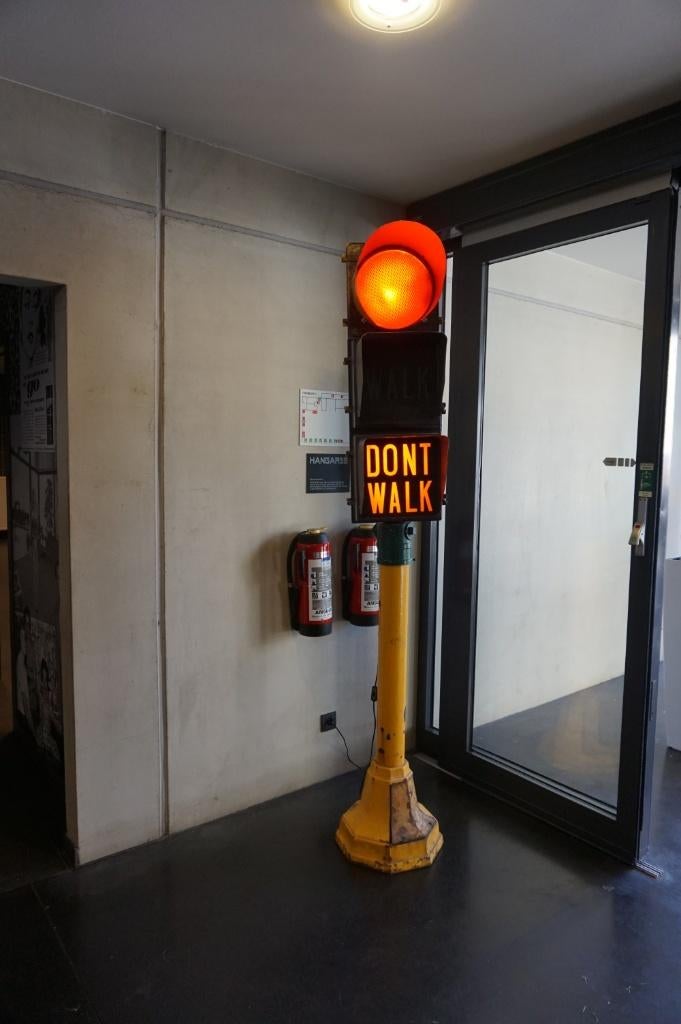 Vintage don't walk verkeerslicht, Ophalen