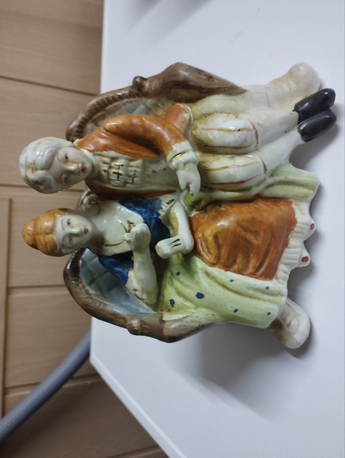 een beeldje man en vrouw in een zetel kleur verschillende kl, Ophalen