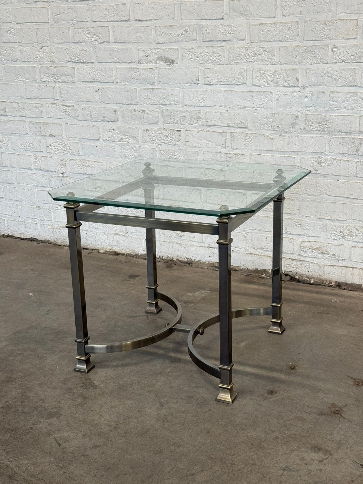 Table d’appoint vintage — Acier brossé & Verre biseauté, Antiquités & Art, Antiquités | Meubles | Tables, Enlèvement