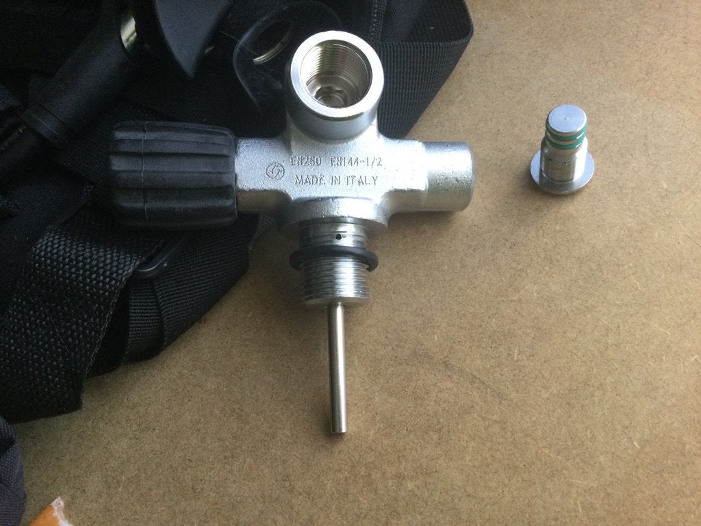 Lateral Valve Left M25x2 Din 300 Bar - Nieuw, Enlèvement ou Envoi, Neuf, Bouteille de plongée
