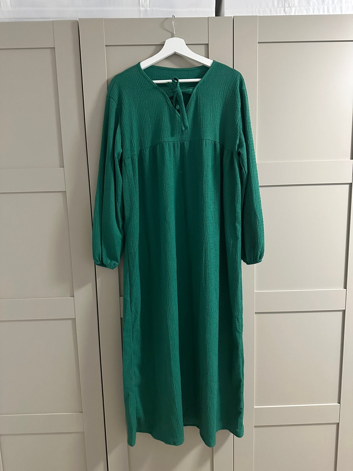 Smaragdgroene maxi jurk / abaya met crinkle structuur, Ophalen, Maat 42/44 (L), Zo goed als nieuw, Onder de knie