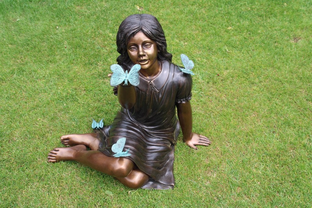 statue fille assise au papillons en bronze, Enlèvement, Neuf