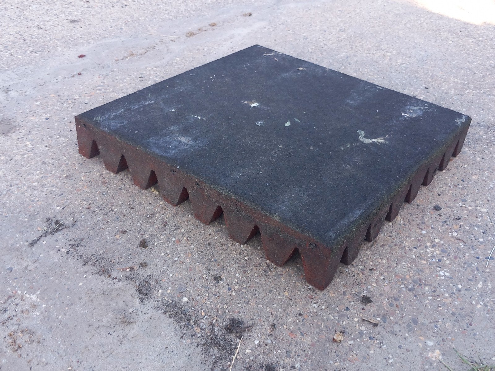 141 Rubber tegels 50x50x8, Stalling