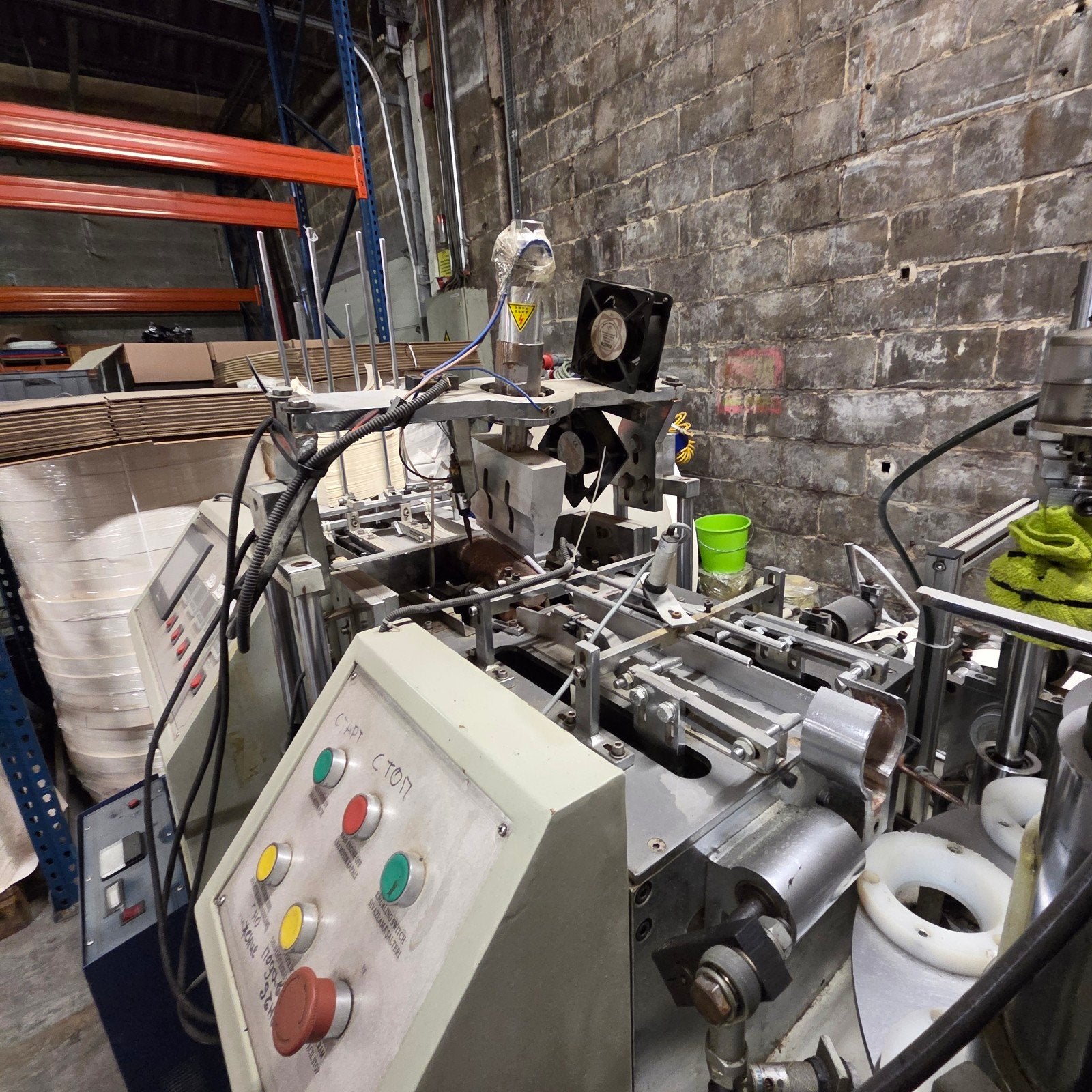 Kartonnen koffiebekermachine, Diversen, Ophalen, Gebruikt