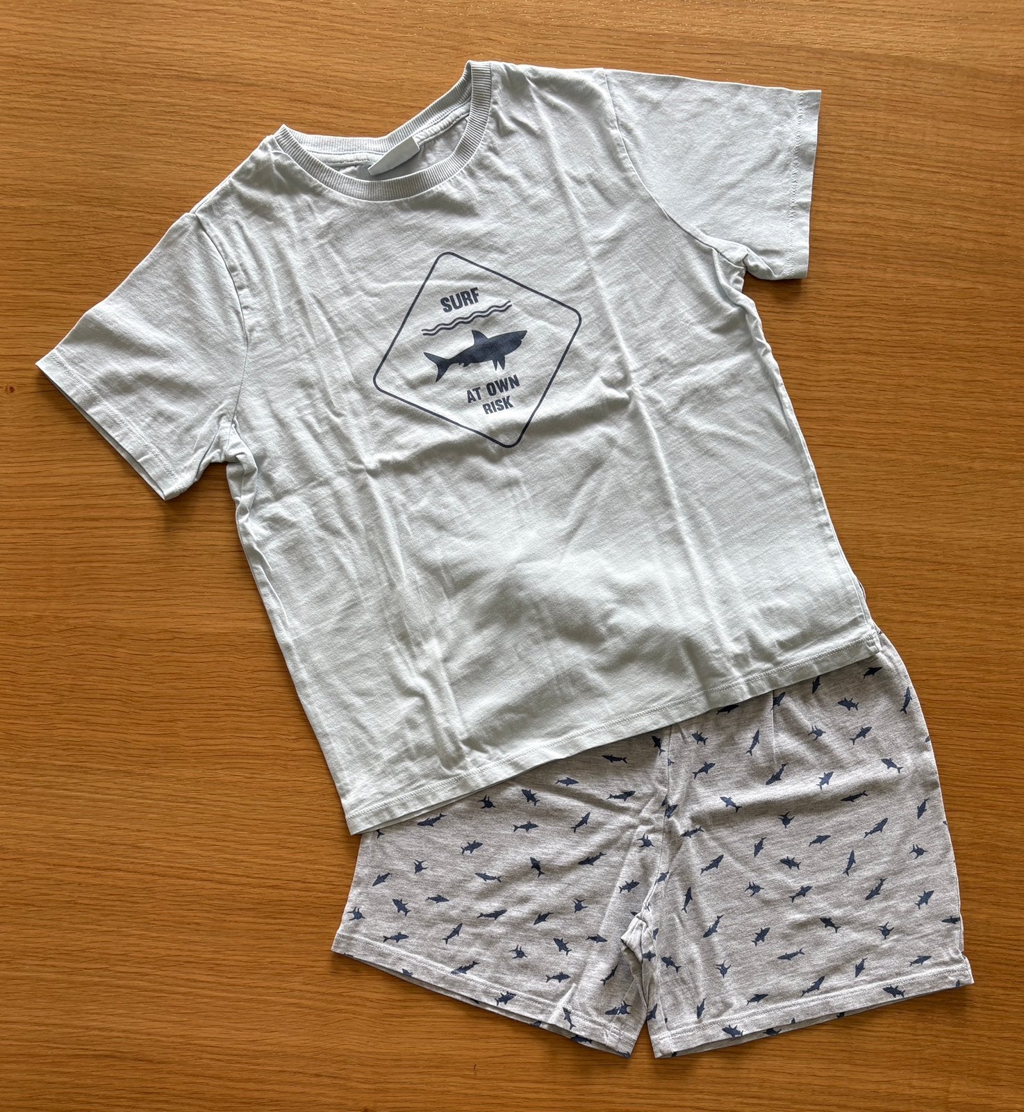 Pyjashort gris/bleu ciel Requin MANGO -  9-10 ans / 140 - 7€, Enfants & Bébés, Enlèvement ou Envoi, Comme neuf, Garçon, Vêtements de nuit ou Sous-vêtements