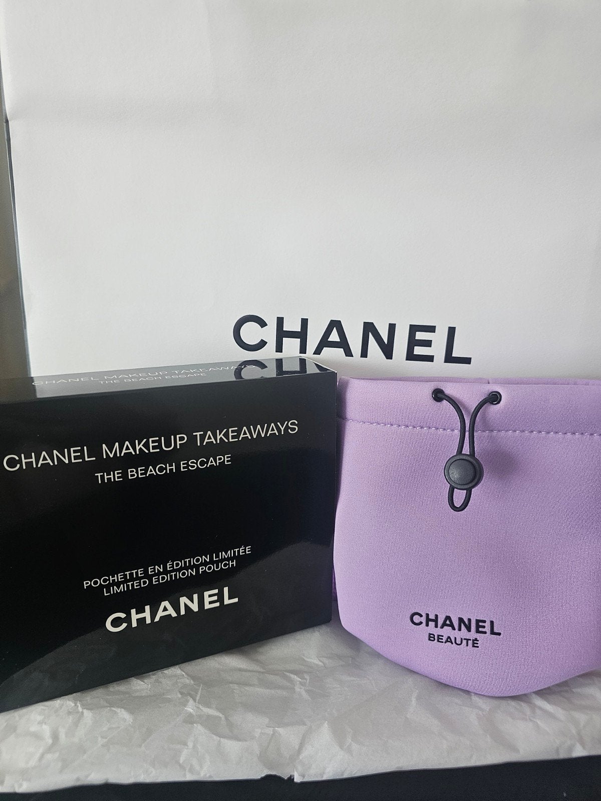 CHANEL MAKEUP TAKEAWAYS the beach escape pouch, Handtassen en Accessoires, Uiterlijk | Cosmetica en Make-up, Ophalen of Verzenden
