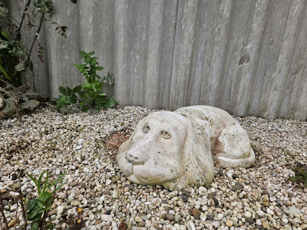 Stenen tuinbeeldje liggende hond, Tuin en Terras, Ophalen, Gebruikt, Steen, Dierenbeeld