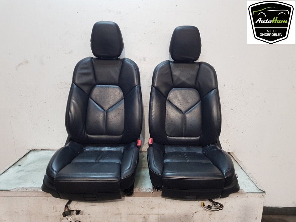 INTERIEUR Porsche Cayenne II (92A) (01-2010/12-2018), Gebruikt, Porsche Deutschland GmbH, Porscheplatz 1
70435  Stuttgart, DE