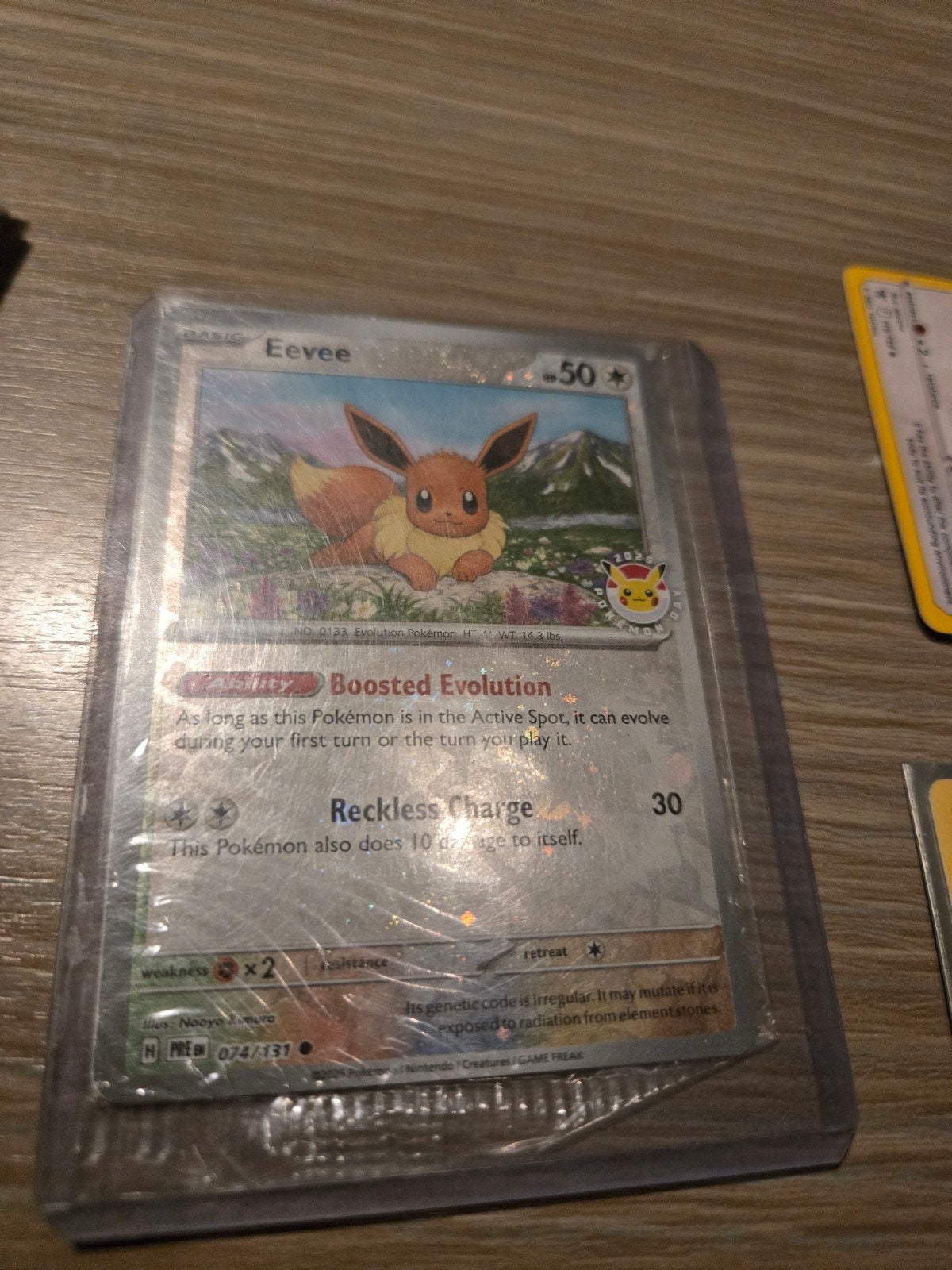 Dit is de Eevee Pokémon Day 2025 Stamped Promo 74/131, Hobby en Vrije tijd, Ophalen of Verzenden